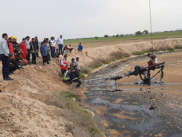 نجات جان مرد گرفتار در حوضچه قیر نجات جان مرد گرفتار در حوضچه قیر