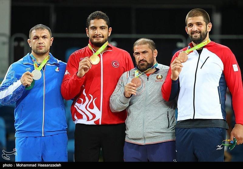 بروز رسانی یک قانون توسط اتحادیه جهانی کشتی، اهدای مدال بروز رسانی یک قانون توسط اتحادیه جهانی کشتی، اهدای مدال طلای مشترک در صورت دوپینگ فینالیست ها